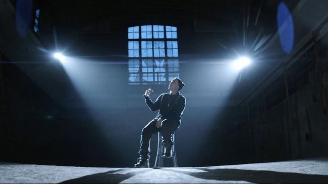 'Kamikaze' dari Eminem meluncur jatuh tanpa peringatan dan 'ledakan'nya berkeping hingga menusuk banyak telinga.
