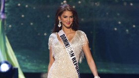 Gaun Malam dan Perempuan Cantik di Preliminary Miss Universe