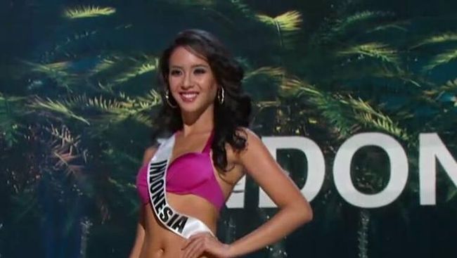 Miss Universe 2014 sudah memasuki babak preliminary. Para kontestan harus memperkenalkan diri, kemudian menampilkan gaun-gaun malam dan juga baju renang.