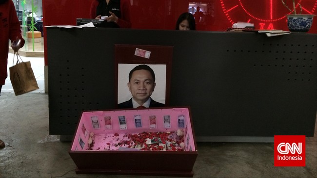 Penutup peti mati ditempeli poster Ketua MPR Zulkifli Hasan dengan tulisan "Semoga tenang di dalam penjara KPK".