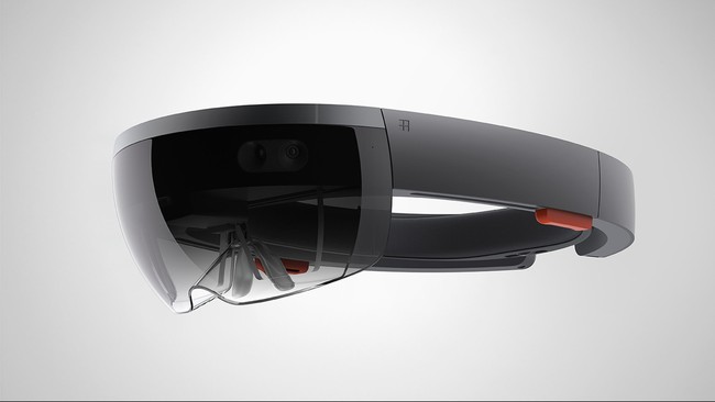 Untuk bisa melihat dan menyentuh gambar hologram, pengguna harus memakai perangkat seperti kacamata yang bernama HoloLens.