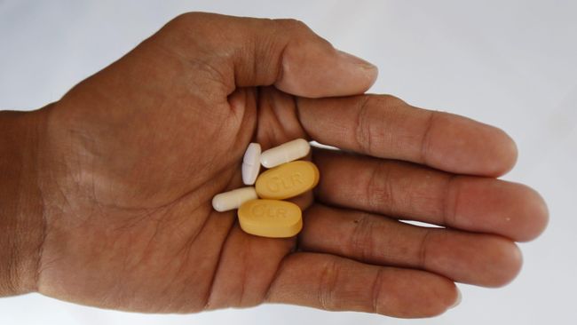 Antiretroviral (ARV) dianggap sebagai harapan baru bagi pengobatan HIV/AIDS, padahal terapi itu hanya meredam aktivitas virus dan mengurangi gejala.