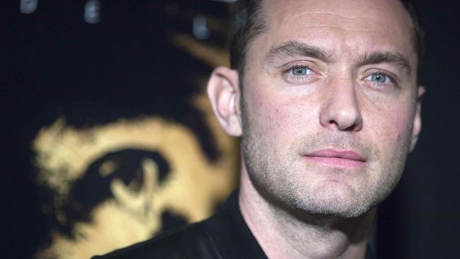 Jude Law mengawali karier di New York pada tahun 1994, dari teater Broadway. Salah satu peran paling menantang, adalah tampil tanpa busana di depan penonton.