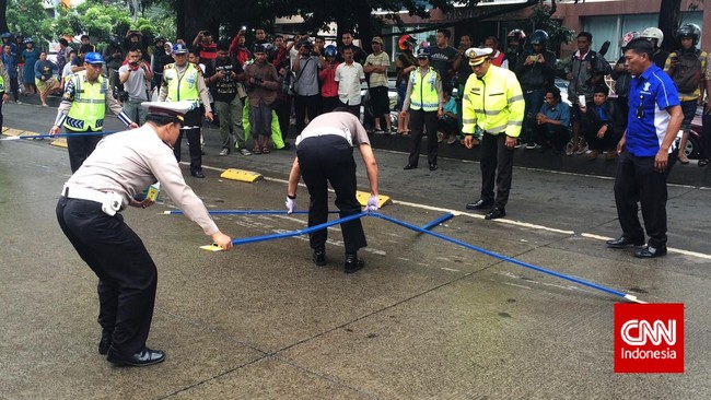 Polisi mengamankan perempuan berinisial DA, sopir mobil yang menabrak motor di Bandung. Mobil DA menyeret motor korban sejauh 200 meter.