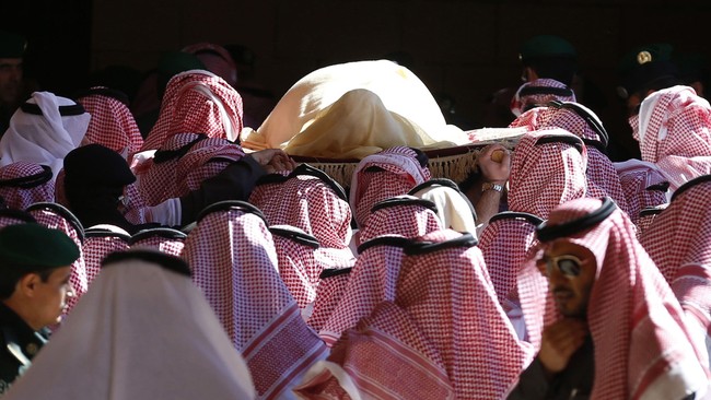Warga Arab Saudi berkumpul di Mesjid Besar Riyadh untuk mengucapkan salam perpisahan kepada Raja Abdullah, Jumat (23/1).