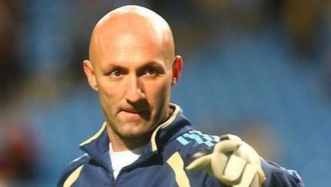 Selain menjadi politikus, mantan pesepak bola ini ada yang memilih melanjutkan karier di bidang olahraga lain seperti Fabien Barthez yang pilih balap mobil.