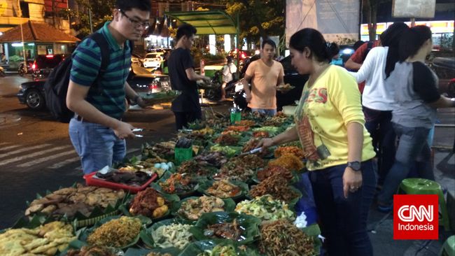 Jika mengunjungi Blok M Square menjelang pukul 18.30, pelataran yang tadinya kosong mulai dipenuhi tikar dan meja pendek. Malam hari itu jadi warung lesehan.