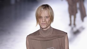 Organ Intim Pria yang 'Mengintip' di Busana Rick Owens