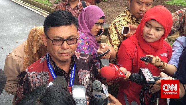 Bupati Kotawaringin Barat Ujang Iskandar tidak memenuhi panggilan penyidik Polri untuk bersaksi terkait kasus yang menjerat Bambang Widjojanto