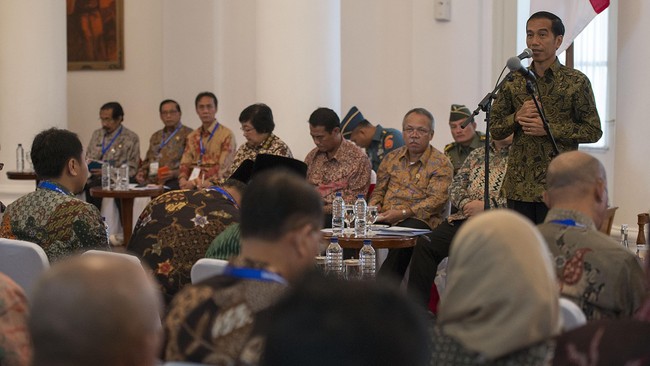 Pemerintahan Joko Widodo meminta seluruh pemerintah daerah di Papua dan Sulawesi mempercepat pembangunan infrastruktur untuk capai target pertumbuhan ekonomi.