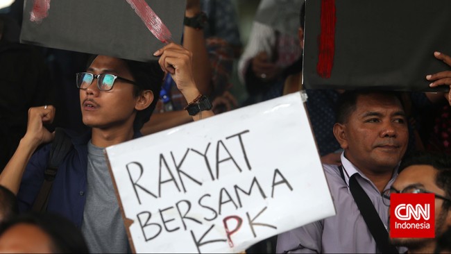Bambang bercerita kepada sejumlah staf di KPK, ia kemungkinan akan dikaitkan dengan dua kasus di masa lalu. Ucapan itu terbukti. Kini ia ditangkap Polri.