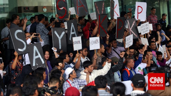 "Di mobil, penangkap mengatakan ada plester atau tidak. Itu teror." Petugas Bareskrim kesal karena putri Bambang terus bertanya soal penangkapan ayahnya.