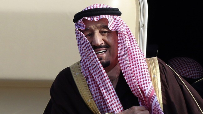 Kerajaan Saudi meminta surat kabar Al Jazirah menghukum seorang kolumnis dari pekerjaannya lantaran telah menyamakan Raja Salman dengan Tuhan.