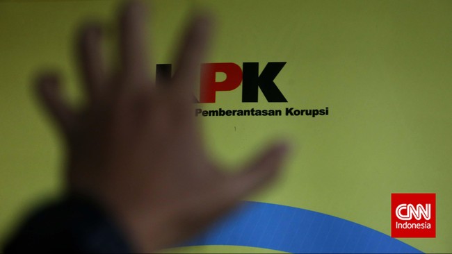 KPK mengamankan sejumlah dokumen dan barang elektronik dalam penggeledahan di empat lokasi kasus korupsi proyek Covid-19 di Bandung Barat.