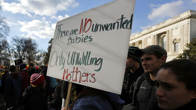 Donald Trump mengeluarkan peraturan baru yang melarang wanita Amerika Serikat melakukan aborsi. Hal itu langsung ditanggapi negatif oleh delapan negara.