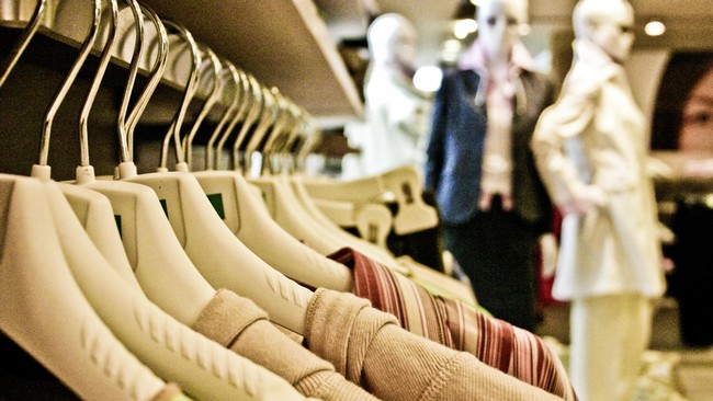 Transmart Full Day Sale akan kasih diskon besar-besaran untuk berbagai produk fesyen Lebaran, mulai dari pakaian muslim hingga sandal dan sepatu.