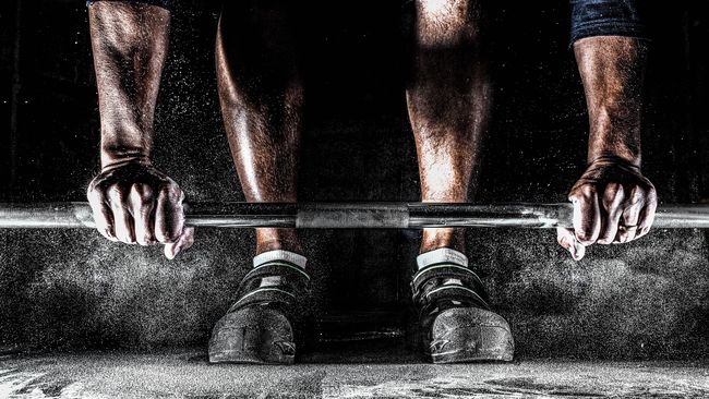 Binaragawan Justyn Vicky meninggal setelah lehernya tertimpa beban 210 kg. PT Alan Bahtiar mengingatkan angkat beban harus benar-benar memperhatikan keamanan.