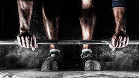 Ini Tips Aman dari Personal Trainer saat Angkat Beban Agar Tak Cedera