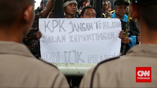 Massa di Gedung KPK ini berasal dari gabungan eleman masyarakat. Mereke mendesak Bambang Widjojanto segera dibebeaskan.