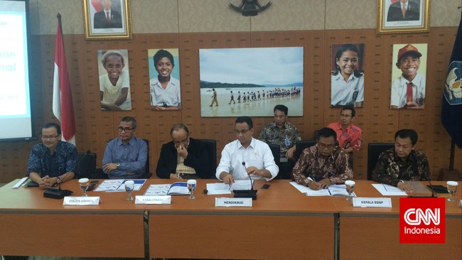 Menteri Anies tetapkan kebijakan ujian nasional ulang. Meski tak lagi menjadi syarat kelulusan, nilai UN akan tetap jadi syarat masuk perguruan tinggi.