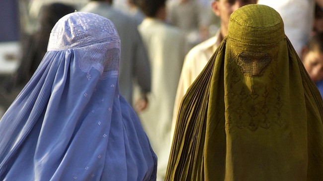 Dua pria Turki menyamar sebagai wanita dengan mengenakan burqa. Polisi menuduh mereka terkait ISIS, padahal mereka hanya ingin bertemu pacar.