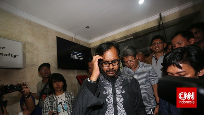 Haris Azhar dituduh melanggar pasal 27 ayat 3 Undang-Undang Nomor 11 Tahun 2008, tentang Informasi dan Transaksi Elektronik (UU ITE).