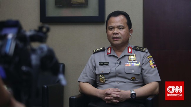 Kapolda Bali Irjen Ronny Franky Sompie terpilih menjadi Dirjen Imigrasi Kemenkumham. Putra prajurit TNI AL itu menyebut Dirjen Imigrasi sebagai jabatan mewah.