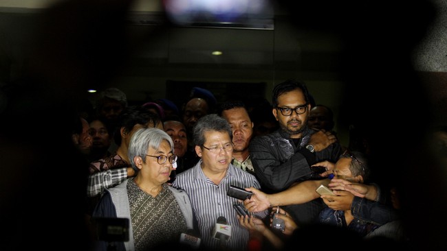 Praktisi hukum Todung Mulya Lubis menilai telah terjadi pelemahan sistematis terhadap Komisi Pemberantasan Korupsi dengan penetapan tersangka petinggi KPK