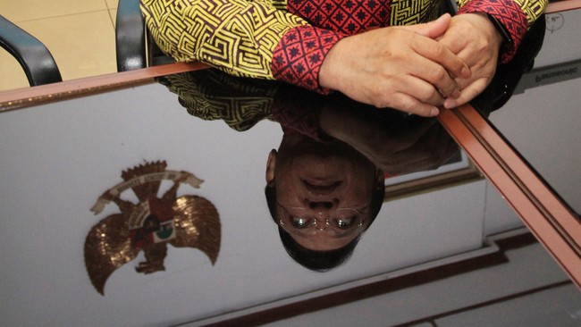 Permintaan integritas itu dilempar Agung dengan meminta pimpinan dan anggota Mahkamah Partai Golkar mengundurkan diri dari kedudukannya.