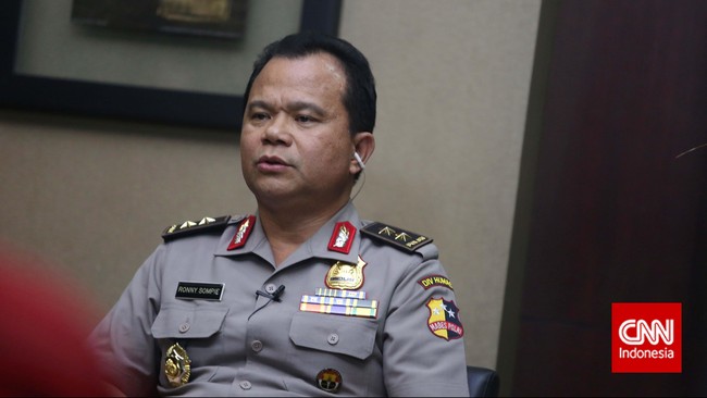 Inspektur Jenderal Ronny Sompie kini menjabat sebagai Kapolda Bali berdasarkan surat keputusan Kapolri nomor 494/111/2015.