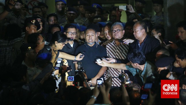 Komisi Pemberantasan Korupsi kini masih mempertimbangkan permohonan berhenti sementara yang diajukan oleh Wakil Ketua KPK Bambang Widjojanto. 