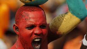 Warna-warni Ekspresi Suporter Bola Afrika