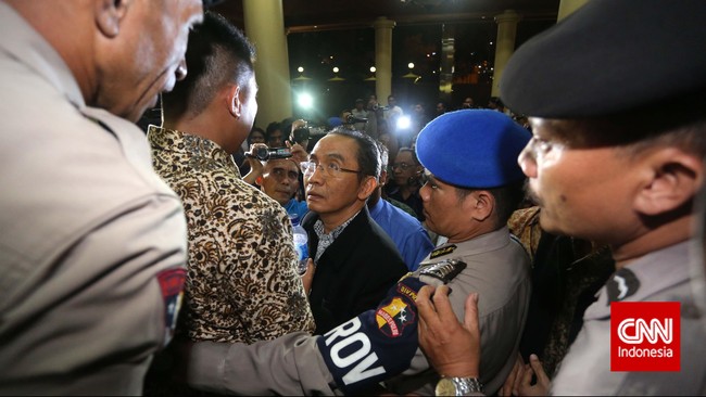 Advokat senior Todung Mulya Lubis menganggap alasan KPK bahwa Bambang bisa menghilngkan barang bukti dan mempengaruhi saksi mengada-ada.