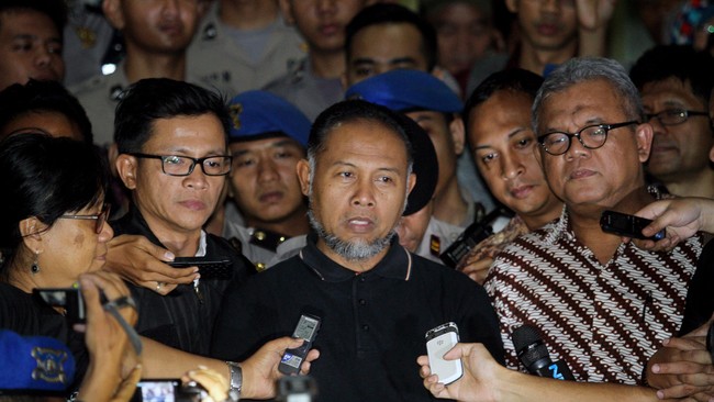 18 tahanan KPK, dipimpin OC Kaligis, meneken petisi berisi tuntutan agar Jokowi tak ikut campur dalam penegakan hukum terhadap Abraham Samad-Bambang Widjojanto.