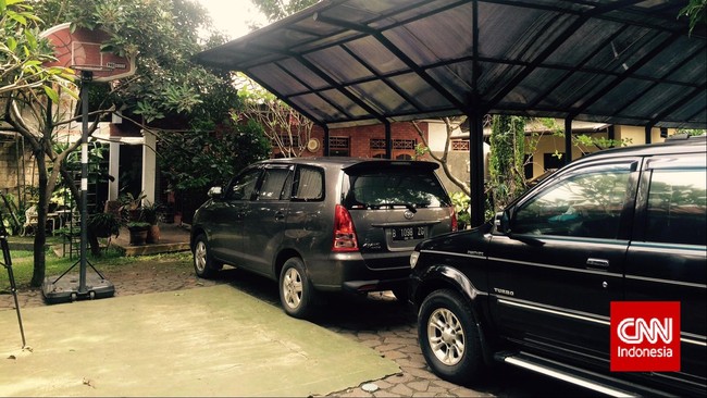 Sejak pulang ke rumahnya di Depok, Wakil Ketua KPK Bambang Widjojanto memilih untuk tak keluar rumahnya, kecuali untuk sholat Subuh di masjid.