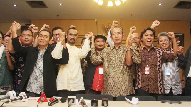 Komisi Pemberantasan Korupsi (KPK) akan tetap mempertahankan Bambang Widjojanto sebagai Ketua KPK yang sah.