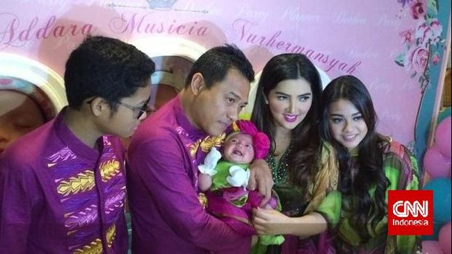 Peraturan pemerintah menetapkan pengasuhan anak di tangan pengasuh residensial sebagai alternatif terakhir. Namun beberapa artis menjadikannya yang utama.
