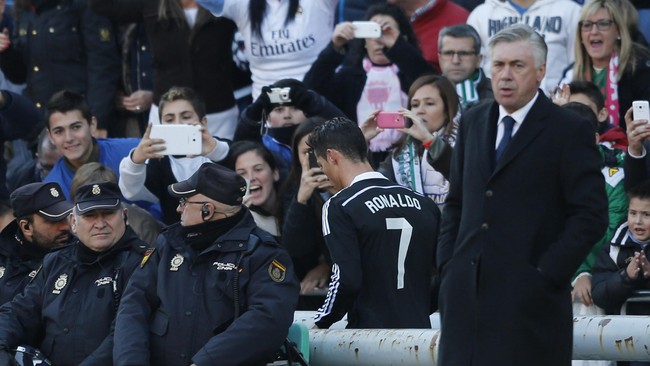 Hingga jeda turun minum, Cristiano Ronaldo dkk tak mampu menjebol gawang Elche di Stadion Manuel Martinez Valero, Senin (23/2) dini hari WIB.