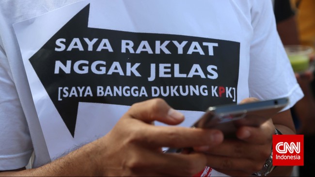 "Kami rakyat enggak jelas. Kami bangga dukung KPK," jawab massa yang berang atas ucapan Menteri Tedjo yang menyebut pendukung KPK sebagai 'rakyat tak jelas.'