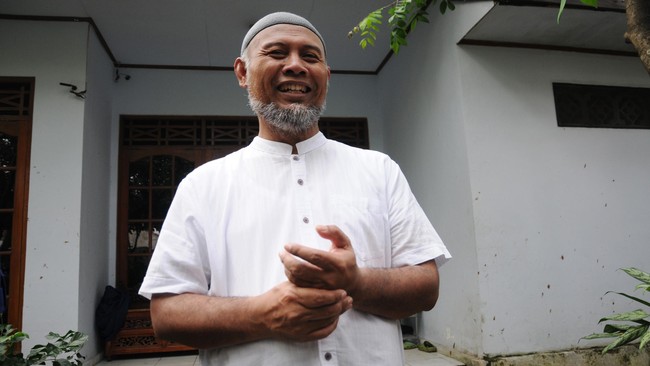 Seluruh pimpinan KPK sepakat menolak pengunduran diri Bambang dari kursi wakil ketua. Saat ini semua pimpinan KPK diperkarakan ke Bareskrim Mabes Polri.
