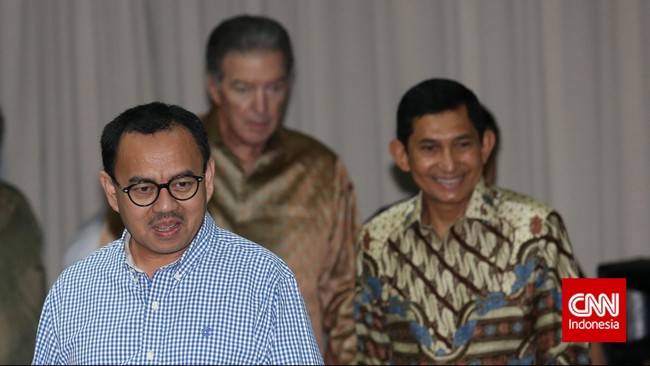 Perubahan terhadap masa pengajuan perpanjangan izin tambang tak juga bisa dilepas dari desakan PT Freeport Indonesia yang meminta jaminan investasi.
