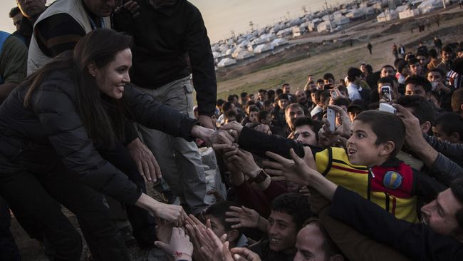 Angelina Jolie kali ini mengajak putrinya, Shiloh, mengunjungi pengungsi Suriah di Lebanon. Shiloh sendiri yang meminta terlibat dalam misi kemanusiaan ibunya.