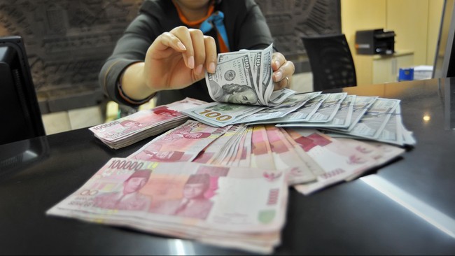 Terhadap dolar AS, rupiah melemah 0,96 persen, di mana level terendah Rp13.863,13 pad apekan ketiga Januari 2016.