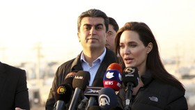 Tabloid Gosip yang Pertama Meramal Perceraian Jolie-Pitt