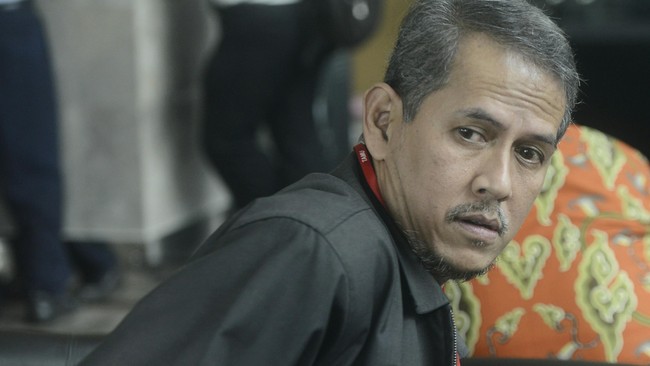 Mantan Dirjen Penyelenggara Haji dan Umroh Kementerian Agama Anggito Abimanyu menunggu panggilan di lobi Gedung KPK, Jakarta Selatan, Senin (26/1). Anggito kembali diperiksa sebagai saksi dalam kasus korupsi penyelenggaraan ibadah haji di Kementerian Agama Tahun 2012-2013 dengan tersangka Suryadharma Ali. ANTARA FOTO/Fanny Octavianus/Asf/pd/15.