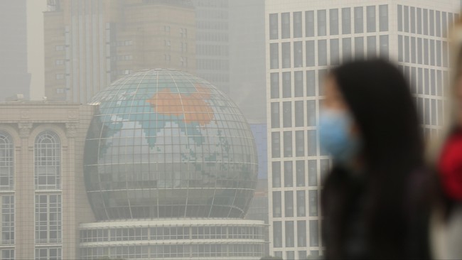 Ratusan pengawas pemerintah China berpatroli seharian ini untuk memastikan tidak ada warga yang menambah polusi dari sumber sekecil apapun, termasuk barbekyu.