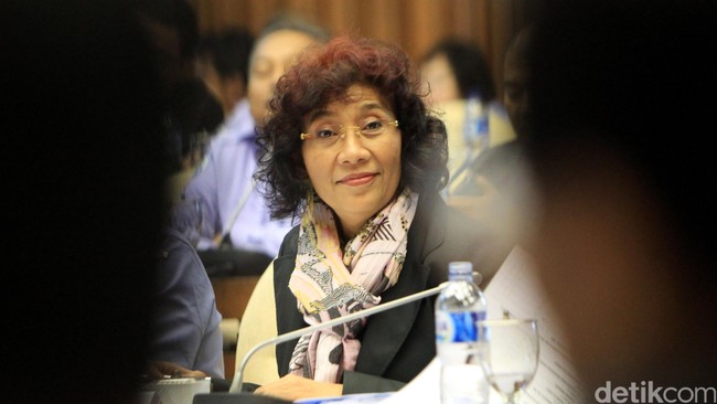 Menteri Kelautan dan Perikanan Susi Pudjiastuti mengatakan pencurian ikan di perairan Indonesia telah membuat seafood jadi barang mahal.
