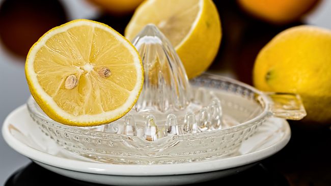 Minum Air Lemon Hangat Tiap Pagi Bikin Perut Bebas Buncit