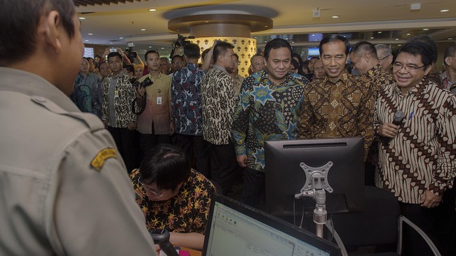 Pelayanan Terpadu Satu Atap dimulai hari ini. Kata Presiden Jokowi, langkah berikutnya adalah memangkas izin yang terlalu banyak.