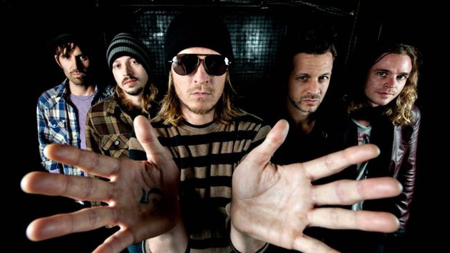 Ada-ada saja ulah vokalis band Puddle of Mudd, Wes Scantlin. Ia berulah di Bandara Denver, dan terpaksa ditahan pihak berwajib. Daftar hitamnya makin panjang.